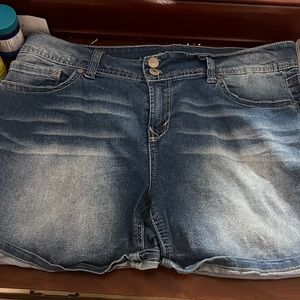 Cute jean shorts for hot day☀️